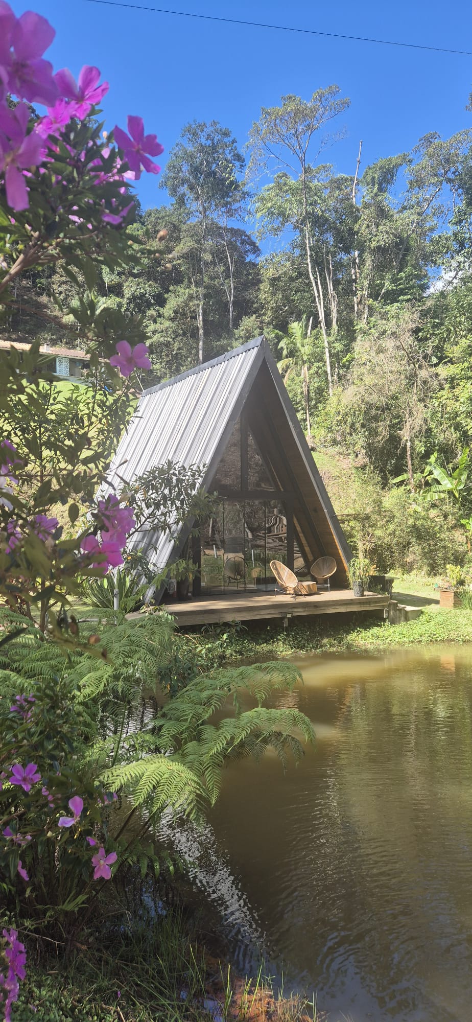 Chalet suizo tipo A junto al lago durante el día